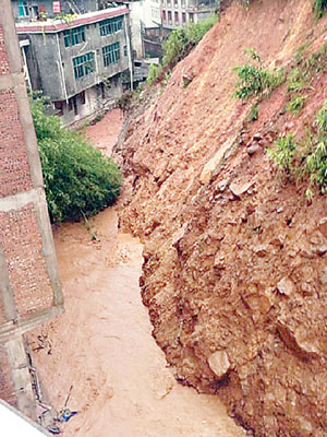 泥石流衝擊芒海鎮。（互聯網圖片）
