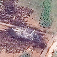 MH17客機墜毀現場的衞星圖像，可見大片田地被燒成焦黑。（互聯網圖片）