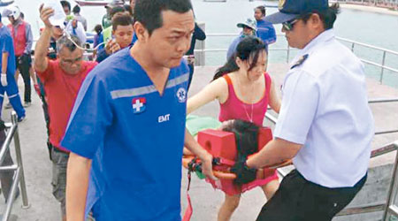 救援人員將受傷中國遊客送院救治。（互聯網圖片）