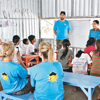 萊納（後左）前往柬埔寨做義工。（互聯網圖片）