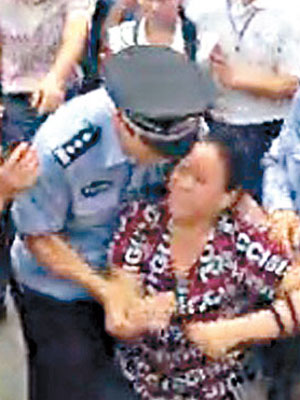 珠海警員拉開一名情緒激動的示威者。（互聯網圖片）