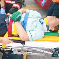 傷者被抬上擔架送院治療。（互聯網圖片）