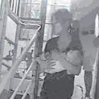 該名黑衣女子抱女嬰行樓梯匆匆離開大廈。（互聯網黑白圖片）