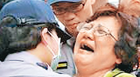 陳正龍母親到達殯儀館時被拒認屍。（互聯網圖片）