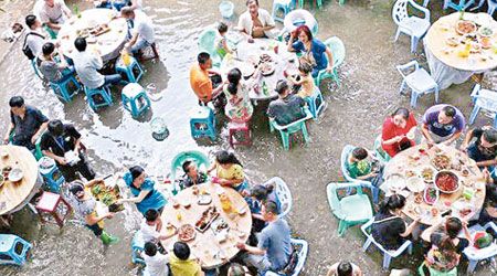 每日吃飯時就會在淺河中擺上近二百桌宴席（互聯網圖片）