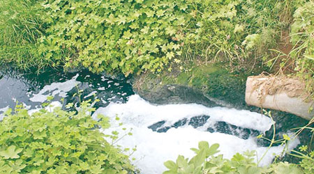 污水不停排放於索須河內。（互聯網圖片）