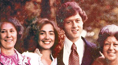 希拉妮（左二）與克林頓（右二）年輕時與弗吉尼亞（右一）合照。（互聯網圖片）