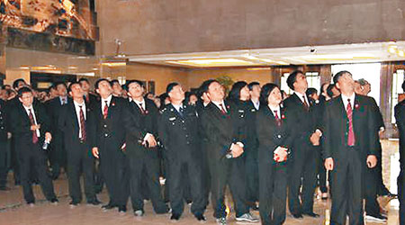 清原縣法院多名法官於五月時參觀反腐倡廉展覽館。（互聯網圖片）