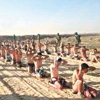 遭以軍俘虜的哈馬斯分子排成兩行跪在地上。（互聯網圖片）