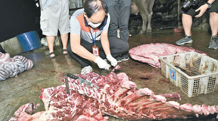 執法人員將注水牛肉樣本帶走化驗。（互聯網圖片）