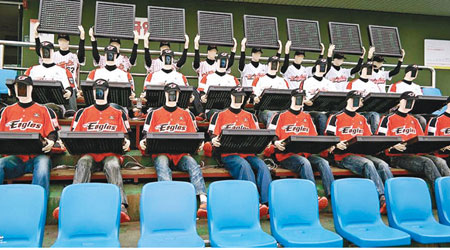 韓華鷹棒球隊引入機械人球迷為球隊打氣。（互聯網圖片）