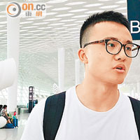 深圳機場乘客心聲<br>羅同學：一行十多人往上海參加夏令營，對於飛機延誤四小時感到難以接受。