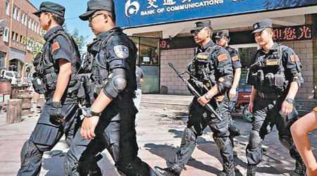 新疆恐襲不斷，警方加強戒備。（互聯網圖片）
