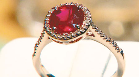 戒指上的紅寶石含大量加鉛玻璃。（互聯網圖片）