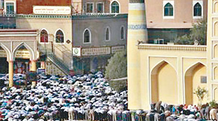 喀什民眾周二在新疆最大清真寺艾提尕爾清真寺聚禮。（互聯網圖片）
