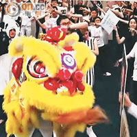 香港<br>香港分公司的員工表演舞獅。