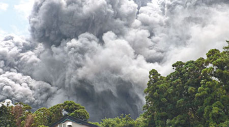 火山灰籠罩口永良部島。（互聯網圖片）