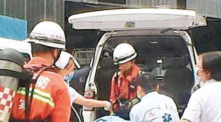 救援人員將救出的中毒者抬上救護車。（互聯網圖片）