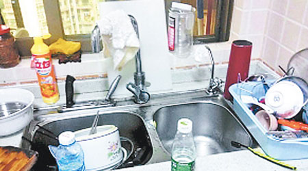 居民不敢用自來水洗碗，洗碗台上膠樽裝的都是發臭的自來水。（互聯網圖片）