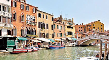 威尼斯官員指應向不在當地留宿的遊客徵收額外入場費。（互聯網圖片）