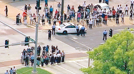 再有黑人青年在聖路易斯市被警槍殺，大批群眾圍觀。（互聯網圖片）