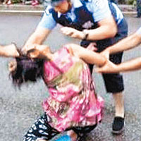 有示威女子被警員扯着頭髮。（互聯網圖片）