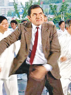 風靡全球的戇豆先生、英國喜劇大師路雲艾堅遜，昨在上海世博園區內與中國大叔大媽一同跳廣場舞。（互聯網圖片）