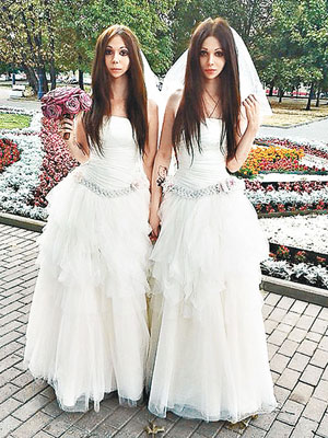 科茹霍夫（右）與女友結婚時，雙雙穿上白色婚紗註冊。（互聯網圖片）