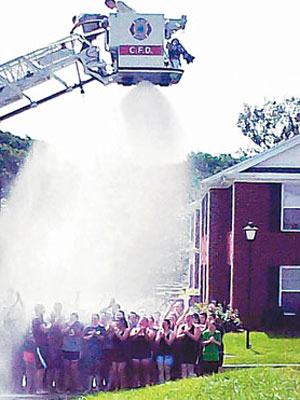 消防員將水倒下，草地上的學生們興奮尖叫。（互聯網圖片）