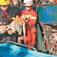 救援人員成功救出被困女童。（互聯網圖片）