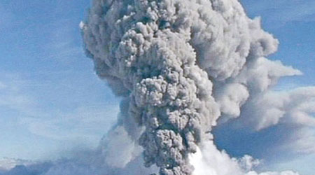 一○年冰島埃亞菲亞德拉冰蓋火山曾爆發。