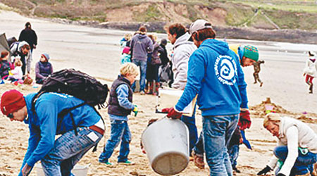 拯救沙灘組織的義工，多年來在當地賣力清理海岸。（互聯網圖片）