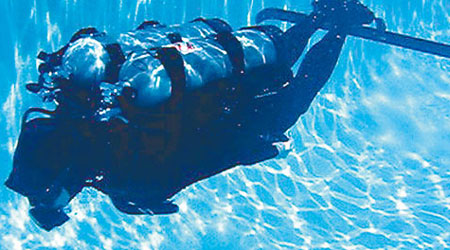穿上人工海豚尾鰭，潛水者可在海底暢泳無阻。（互聯網圖片）