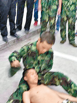 暈倒<br>衝突中有學生受傷倒地。（互聯網圖片）