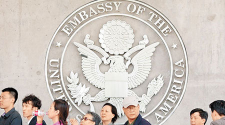 美國駐華大使館每日均有民眾排隊申請簽證。（互聯網圖片）