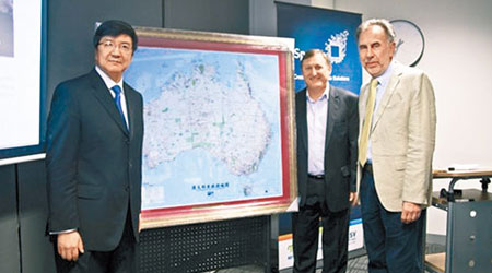 中國駐墨爾本總領事宋昱旻（左）為中文版澳洲地圖揭幕。（互聯網圖片）