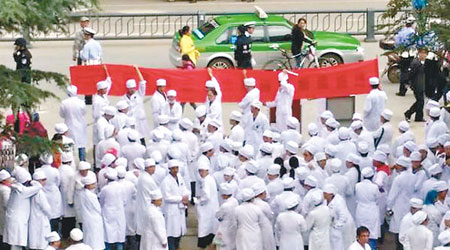 上百醫護人員聚集門診大樓前抗議。（互聯網圖片）