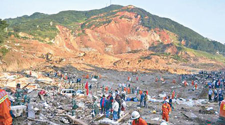 山泥傾瀉掩埋當地村寨。（互聯網圖片）