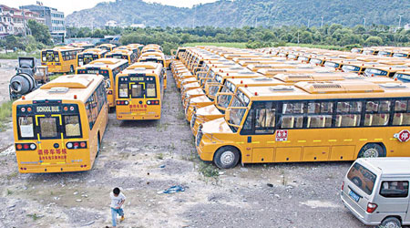 五十二輛全新校巴停泊在空地上。（互聯網圖片）