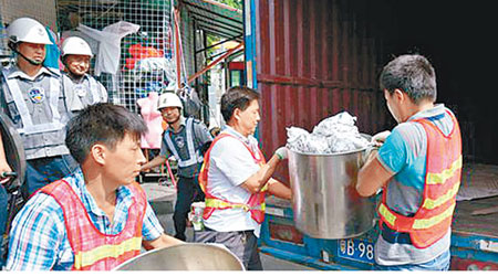 執法人員將檢獲的「窯雞」搬上車運走。（互聯網圖片）