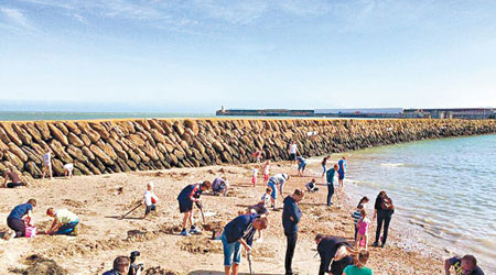 大批民眾帶齊挖沙裝備往沙灘淘金。（互聯網圖片）