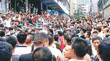 貴州千名商戶上周四堵塞道路，抗議當地政府迫遷，並包圍到場警員。（互聯網圖片）