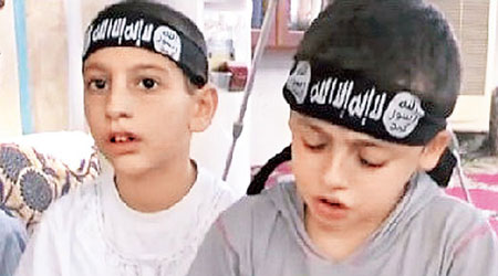 敍利亞及伊拉克男童在IS訓練營中，學習可蘭經及作戰之道。（互聯網圖片）
