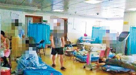 深圳市婦幼保健院醫生上載的照片顯示，大批等待提前剖腹產子的孕婦睡在產科走廊待產。（互聯網圖片）