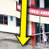 陳嚴富捅殺多名師生後由學校頂層沿箭嘴所示方向跳下，當場爆頭死亡。（互聯網圖片）