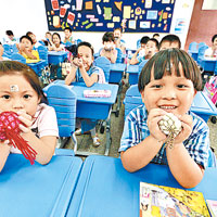 護蛋教學<br>江蘇蘇州有小學安排小一新生學習護蛋，以加強對生命認識。（中新社圖片）