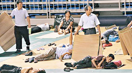 大批家長在大學體育館內打地鋪。（互聯網圖片）