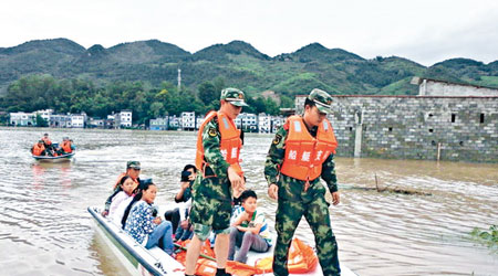 重慶武警出動船艇部隊到災區協助師生轉移至安全地點。（中新社圖片）