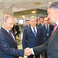 普京（左）與波羅申科（右）在停火協議上各有說法。（資料圖片）