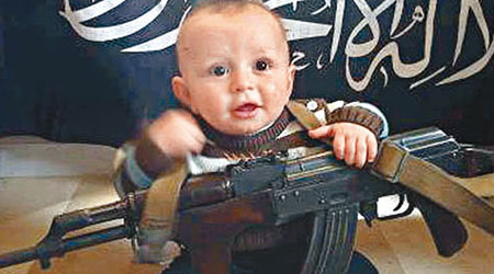 馬哈茂德上載嬰兒手持AK-47的照片。（互聯網圖片）